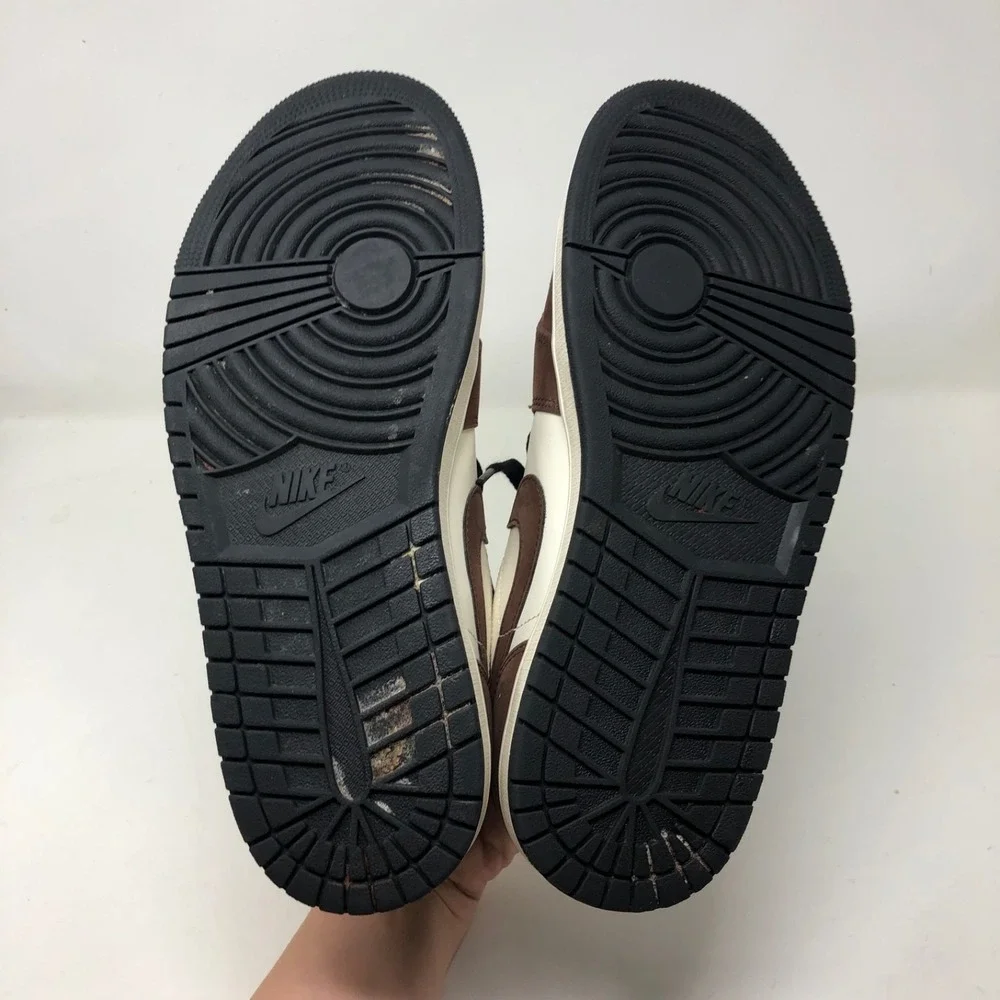 Nike Air Jordan 1 Low Mocha Brown Sneakers Mens‎ 9.5 Streetwear Comfort Lace Up